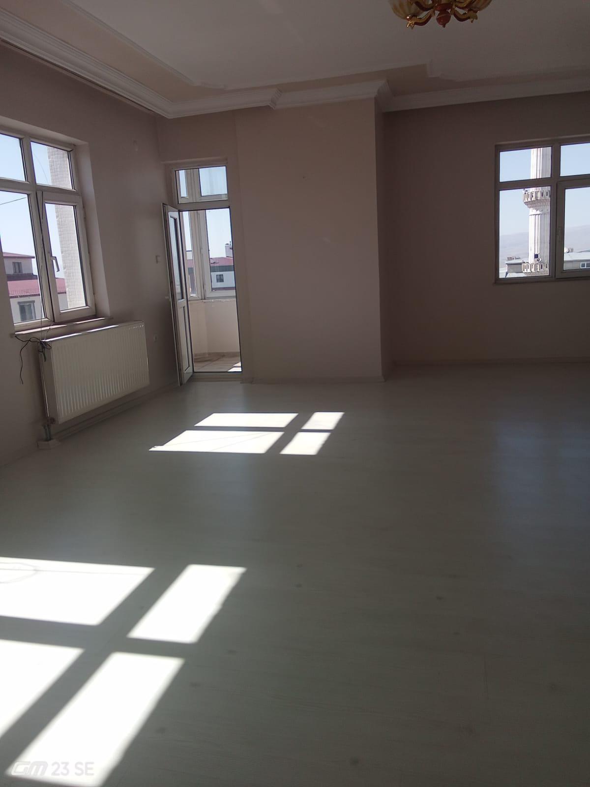 Caddede merkezi konumda 3+1